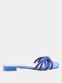  Mules plates bleu métallisé Albano avec talon bas de 2 cm et nœud en strass sur le devant. Élégantes et confortables pour toutes occasions.