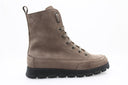 bottines Candice Cooper Ninja Commando en cuir nubuck gris avec semelle crantée
bottines Candice Cooper en nubuck gris avec lacets et zip latéral
zoom sur la semelle crantée des bottines Candice Cooper gris en cuir de qualité
bottines Candice Cooper Ninja Commando gris portées avec un pantalon chic
détail sur le nubuck et la fermeture latérale des bottines Candice Cooper gris