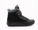 baskets montantes Candice Cooper en cuir noir avec semelle en caoutchouc
zoom sur la tige en cuir noir des baskets montantes Candice Cooper
baskets Candice Cooper noires montantes avec fermeture à lacets
baskets montantes en cuir noir Candice Cooper portées avec un jean
gros plan sur la doublure polaire des baskets Candice Cooper montantes
